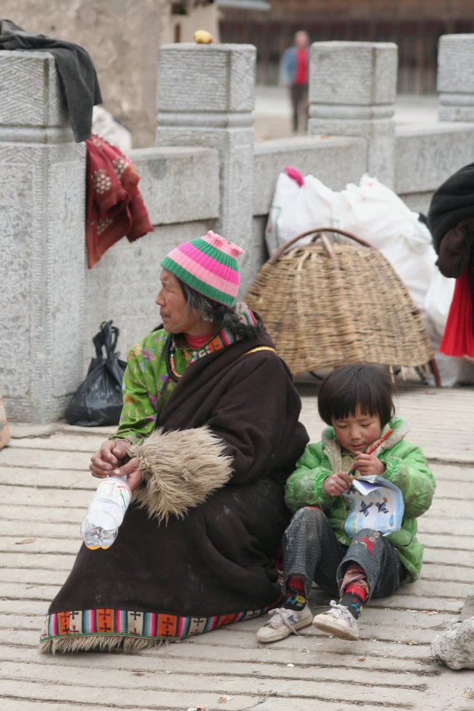 36-Tibetan women.jpg - Tibetan women
